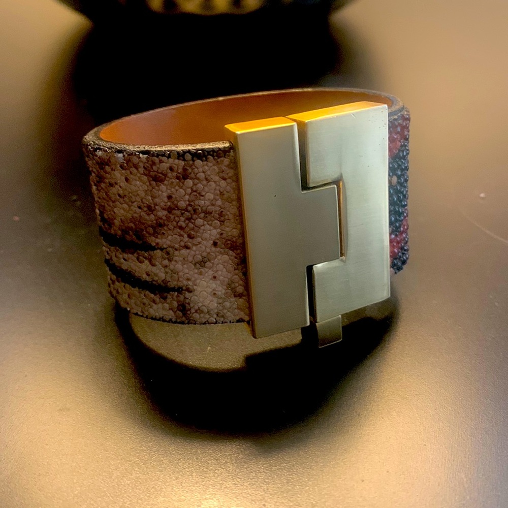 Leighelena Stingray Cuff